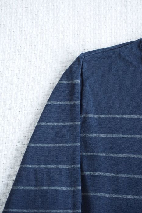 Klasyczny granatowy sweter w wąskie paski męski M