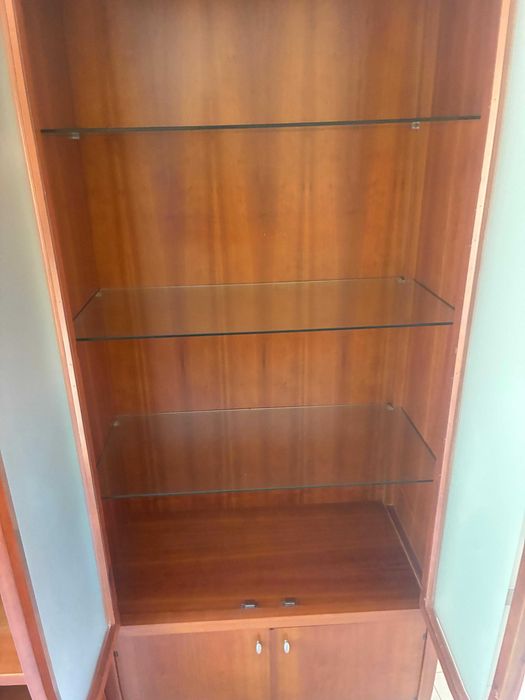 Móvel de sala em madeira de cerejeira com vitrinas de vidro