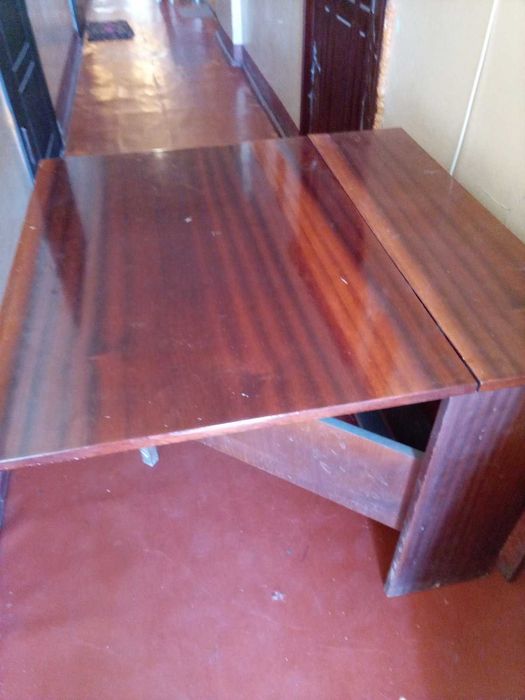 Розкладний дерев'яний стіл