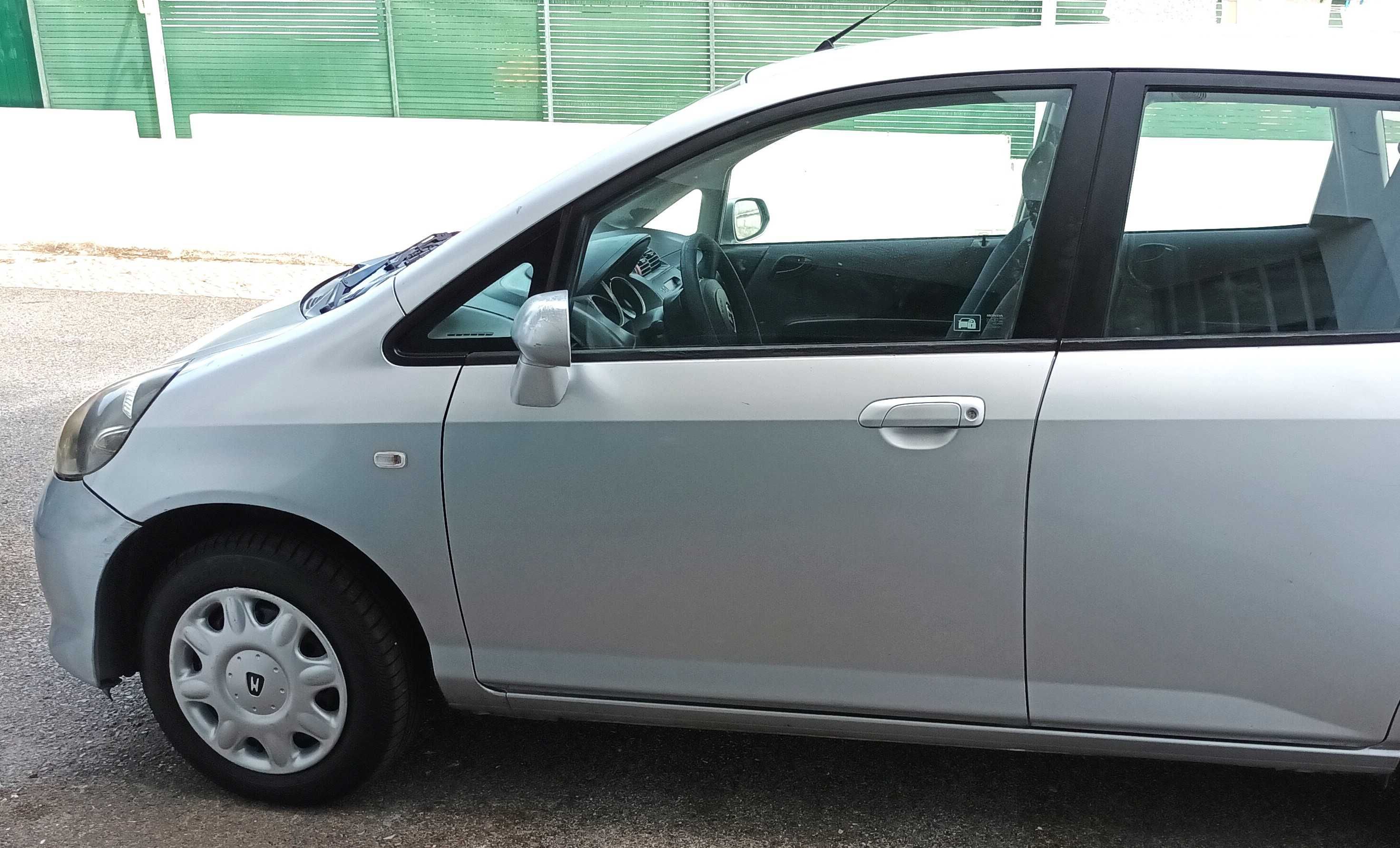 Honda Jazz 1.2 gasolina, de 2005, só 140.260 Km (reais) em bom estado.