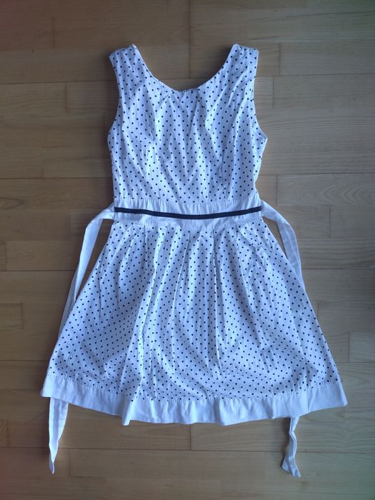 Biała rozkloszowana sukienka w czarne kropki