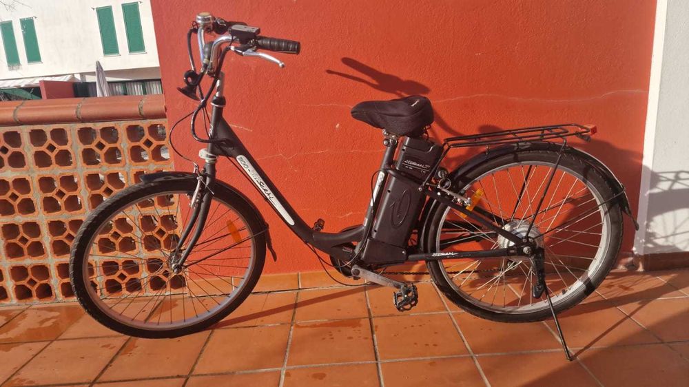 Bicicleta elétrica em muito bom estado. Pouco Uso.