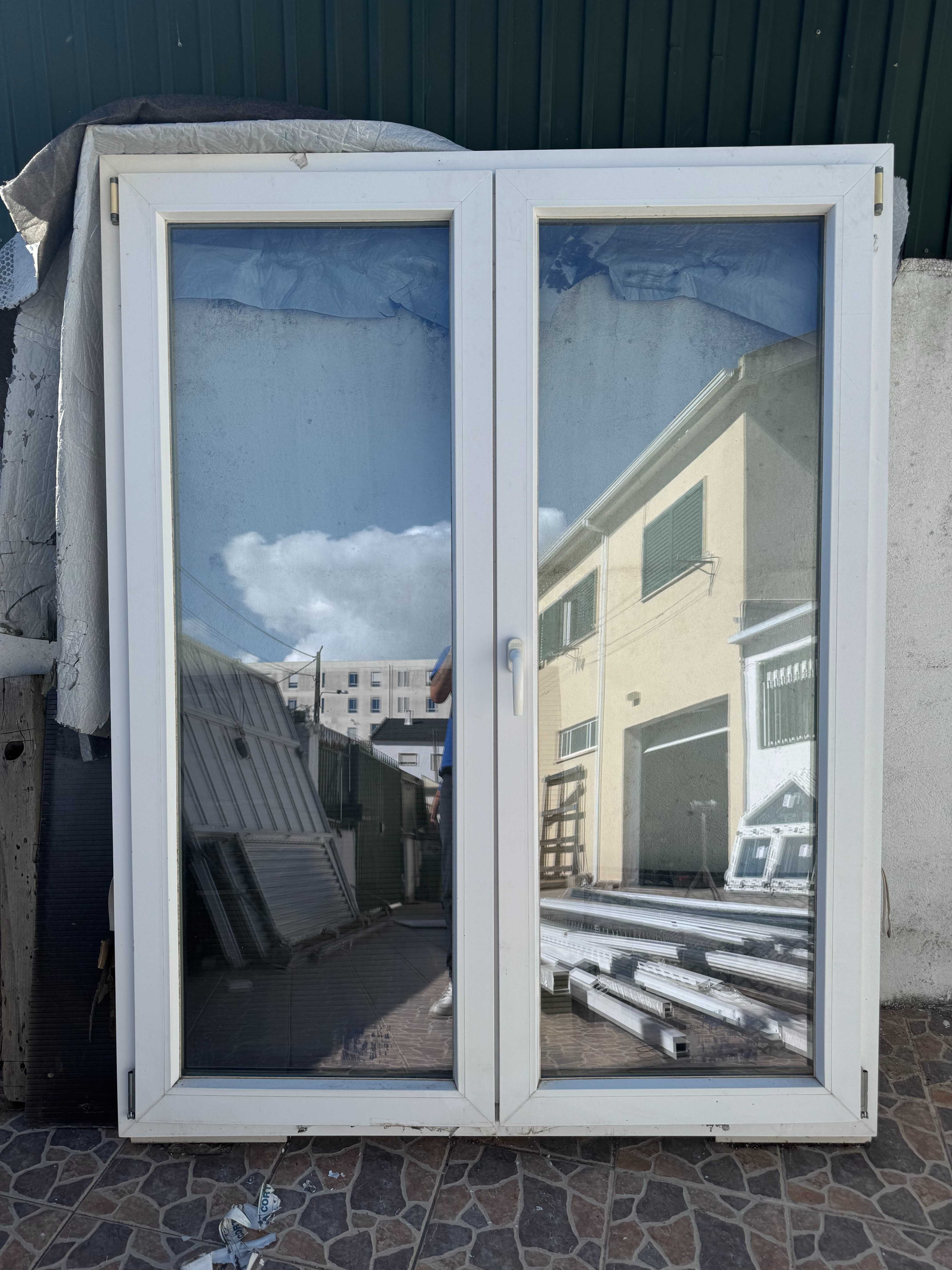 Porta de abrir com oscilobatente  em Pvc Branco L-1500 A-1900