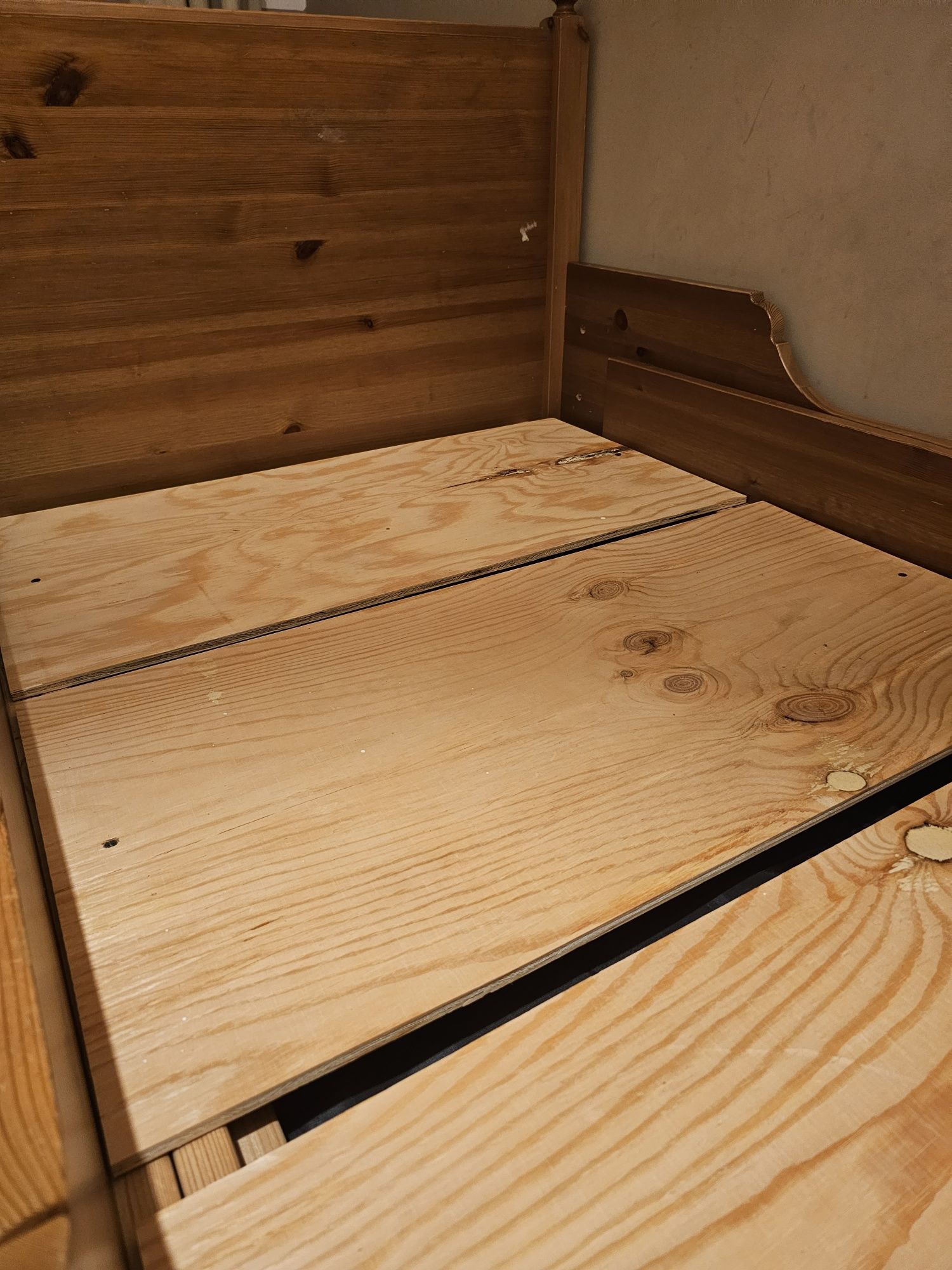 Łóżko drewniane Ikea.