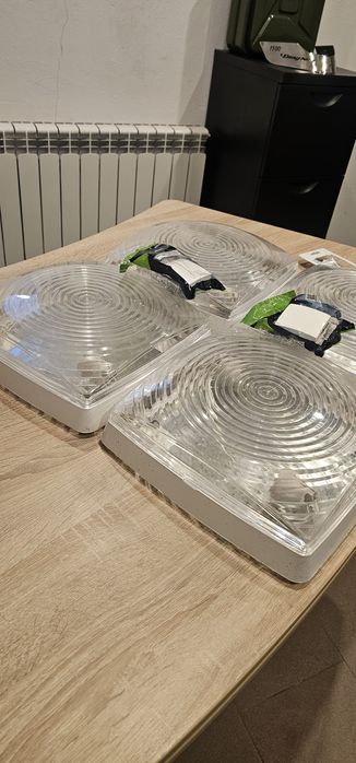 Cztery lampy sufitowe