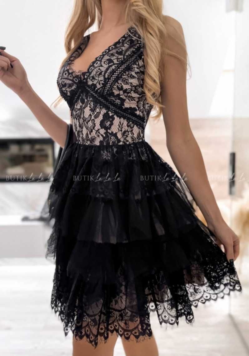Czarna koronkowa sukienka z falbanami