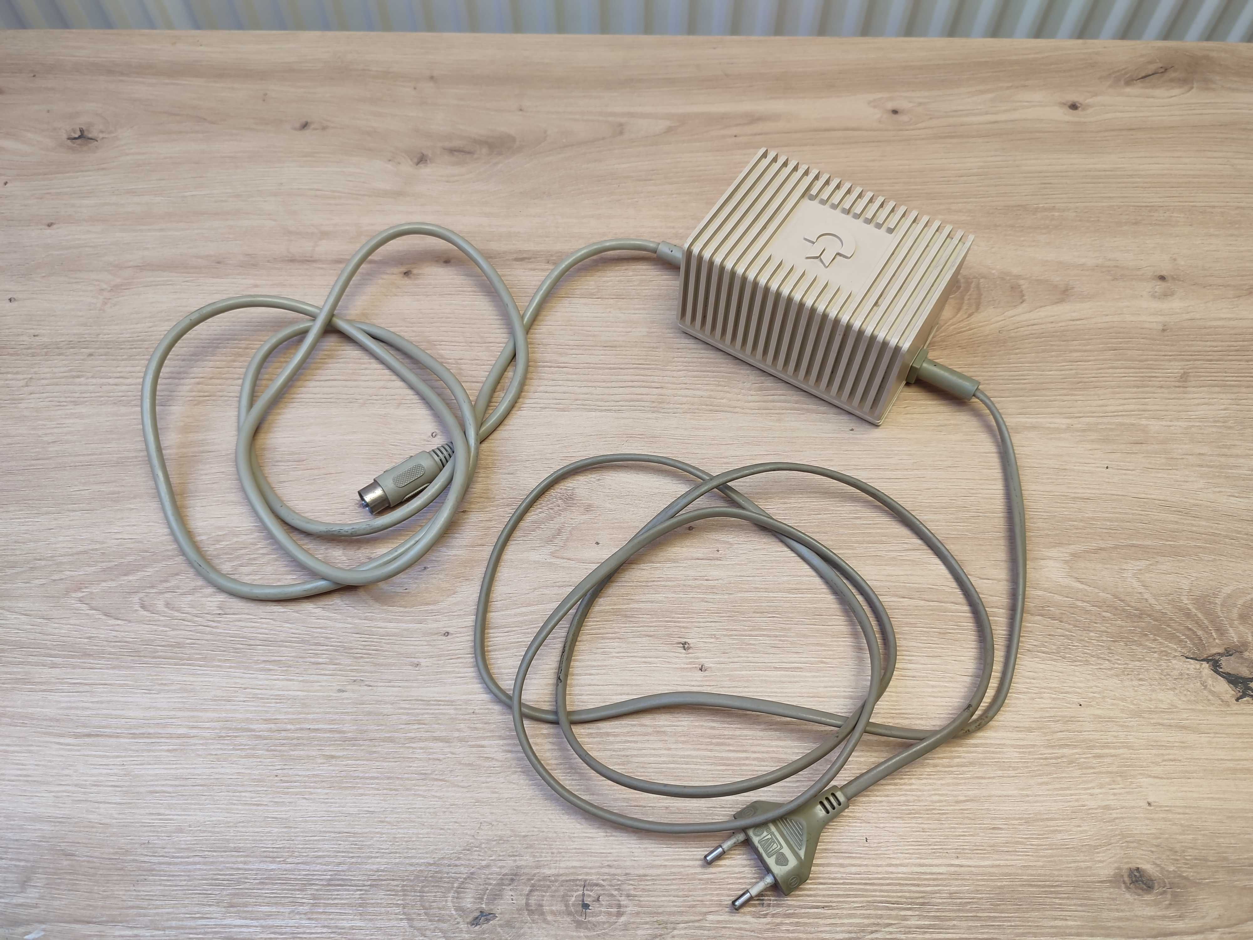 Oryginalny zasilacz Commodore C64, stan bdb, sprawny w 100%.