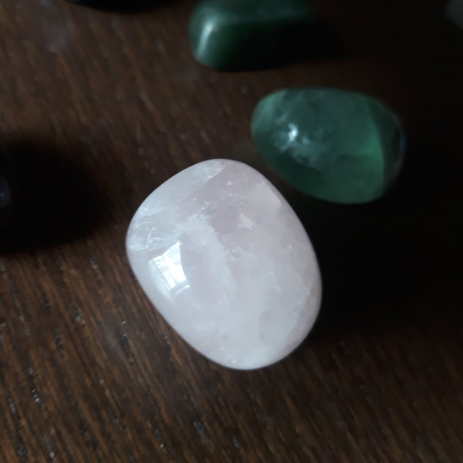 Kamienie półszlachetne, czakry, sodalit, krysztal rozowy, fluoryt