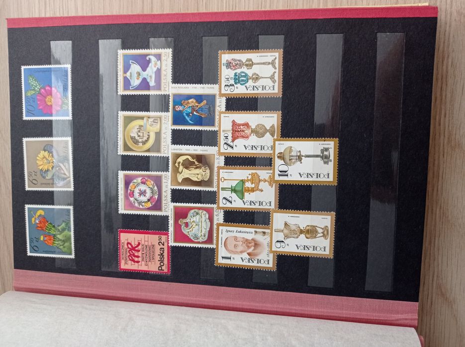 Klaser z kolekcją 496 dawnych znaczków