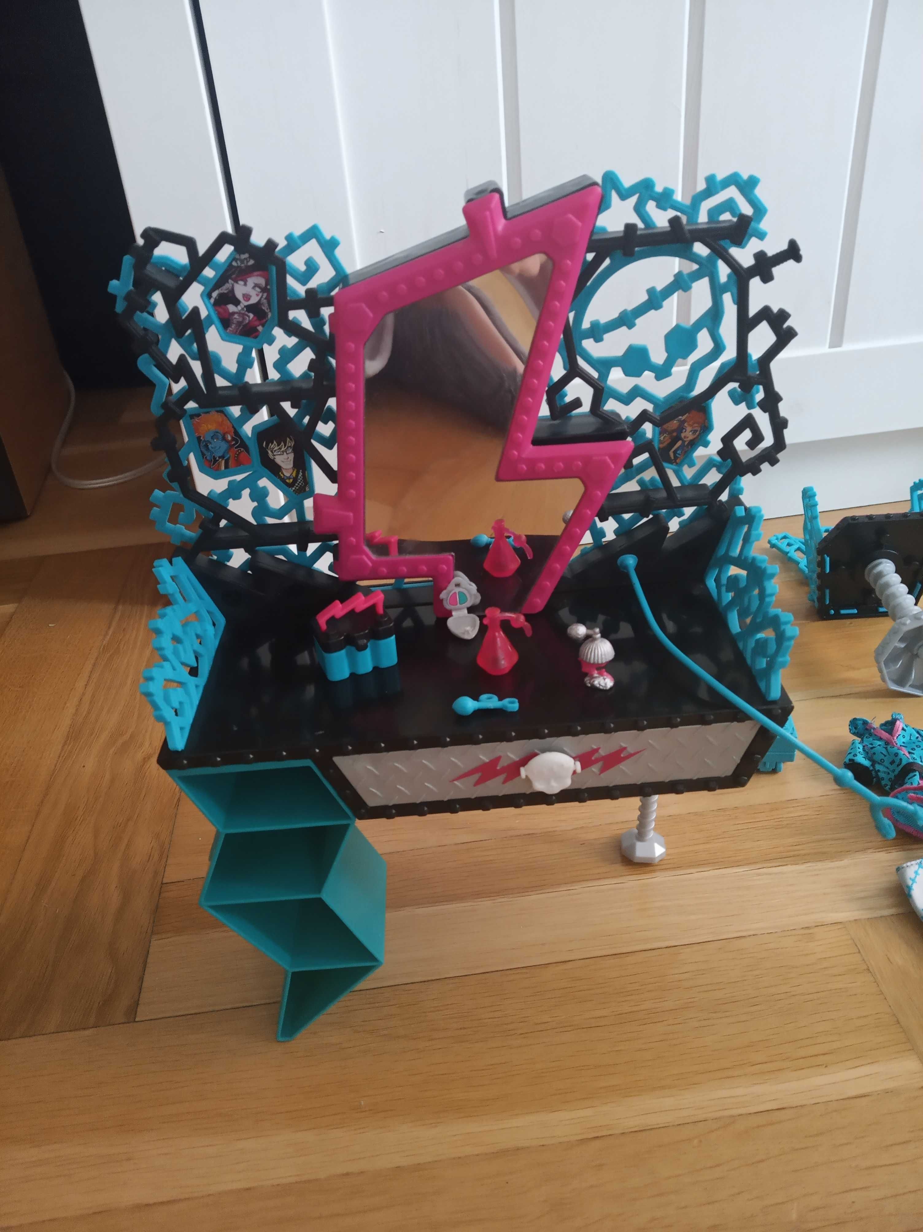 Frankie Stein Monster High lalka toaletka i zestaw podróżny