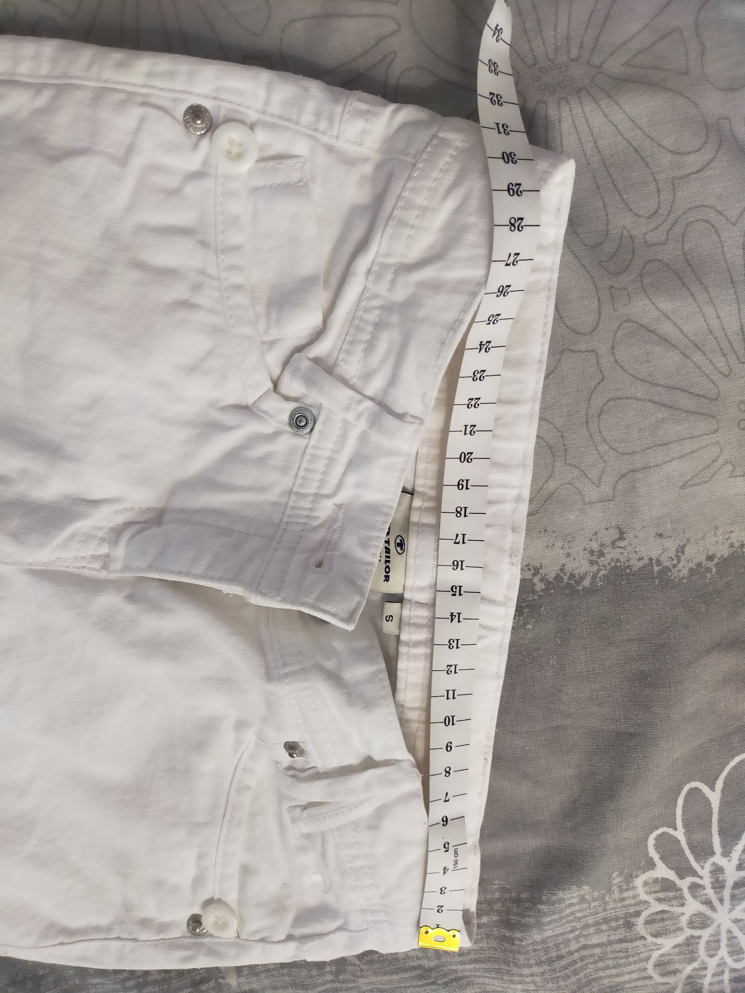 Spodnie dżinsowe biale 134 cm?