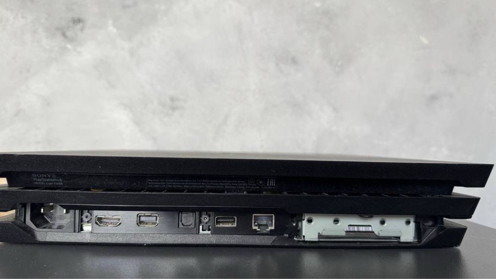 Play Station 4 Pro 1TB без джойстиків