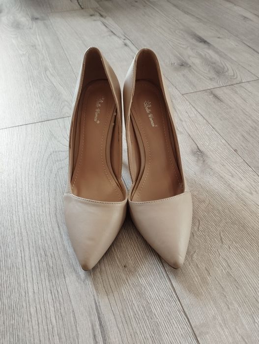 Beżowe szpilki półbuty czółenka buty Belle 39 obcas