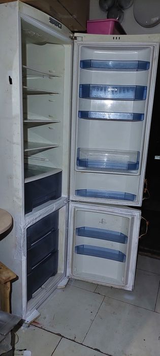 Холодильник продаю рабочий высокий 2метра