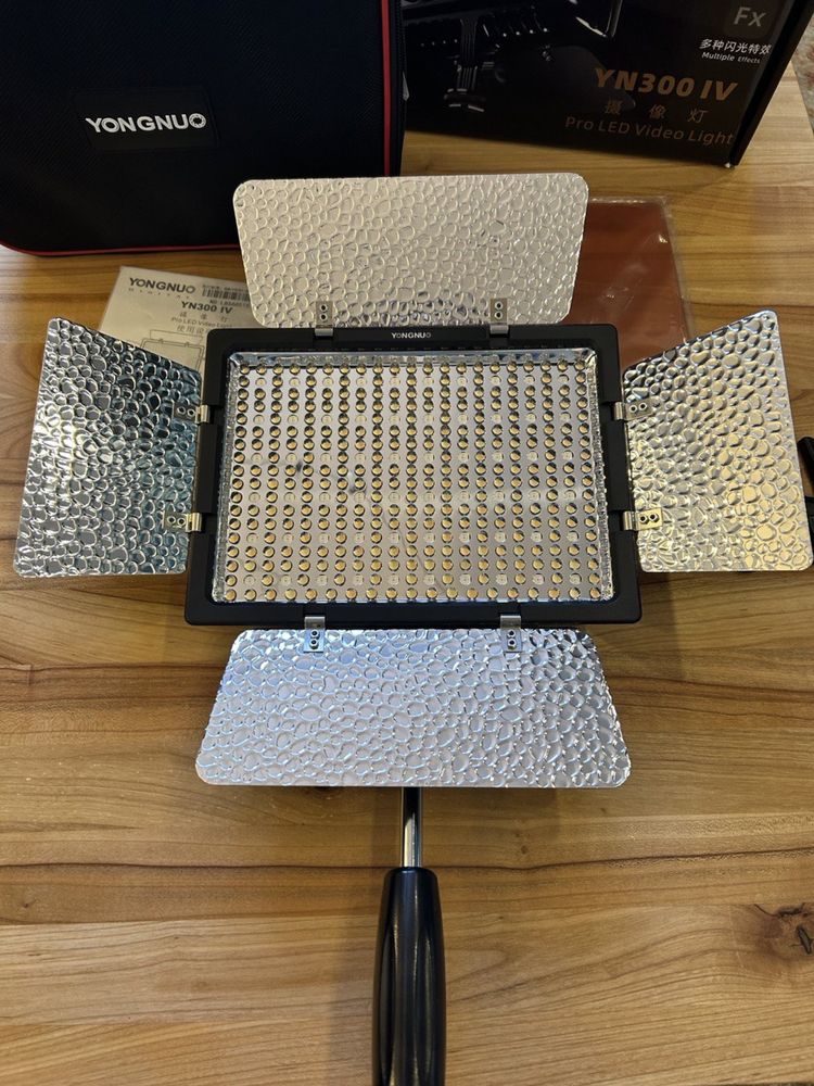 Відеосвітло Yongnuo YN-300 IV LED RGB 3200-5600К з блоком живлення