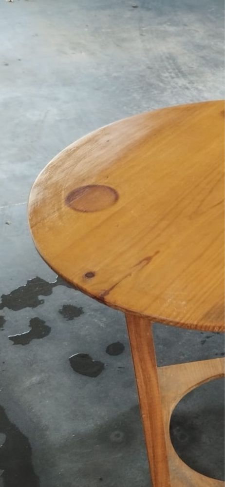Mesa camilha em madeira maciça.