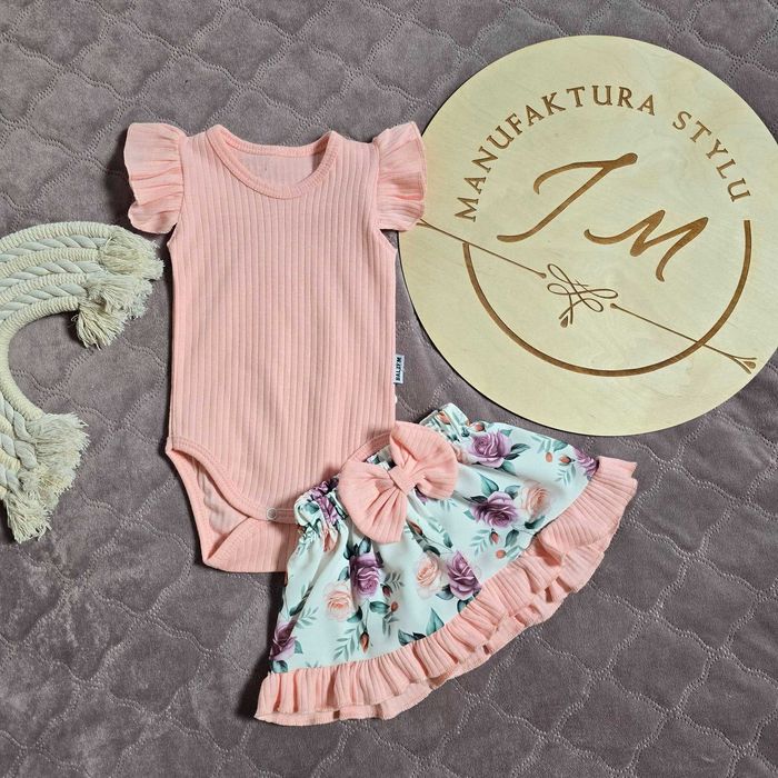 Komplet niemowlęcy dla dziewczynki: body + spodenki z kokardą