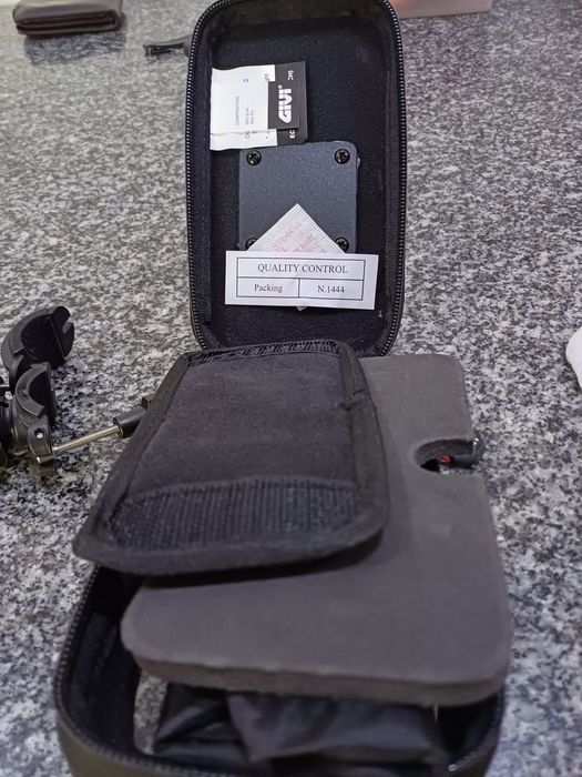 Estojo Givi S958B + Suporte Universal para Smartphone