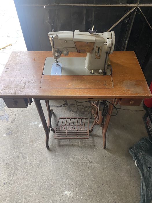 Máquina cozer Singer com móvel