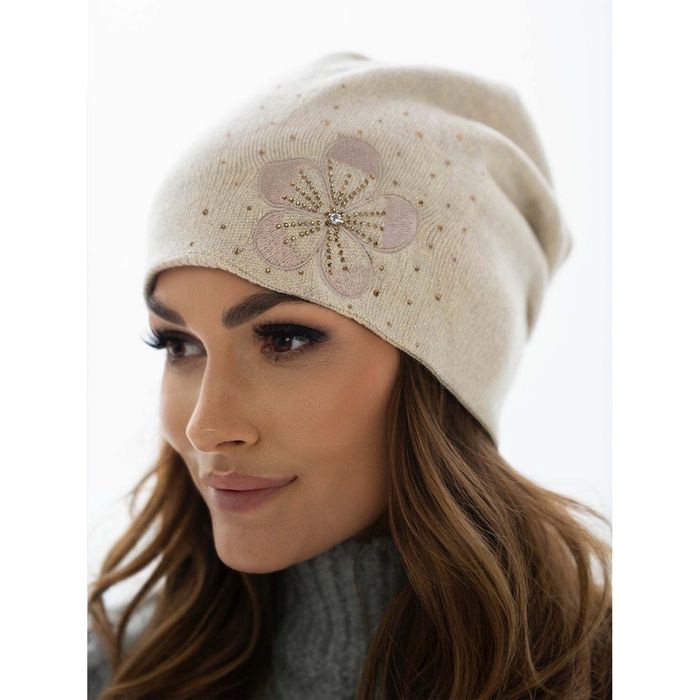 beżowa czapka damska marszczona z haftem i kryształkami - peterson