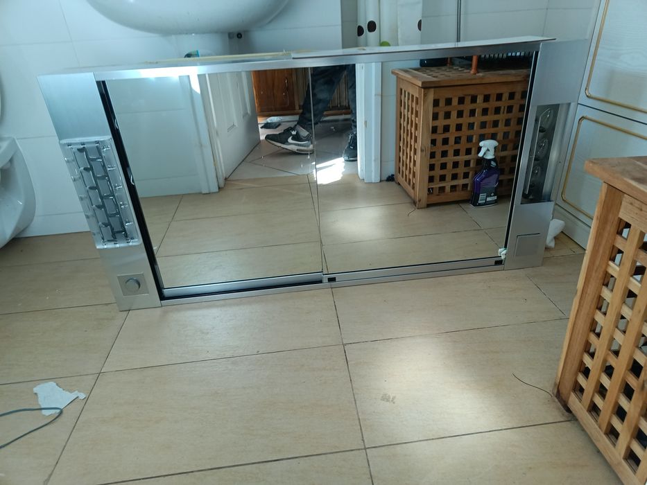 Półka łazienkowa z lustrami