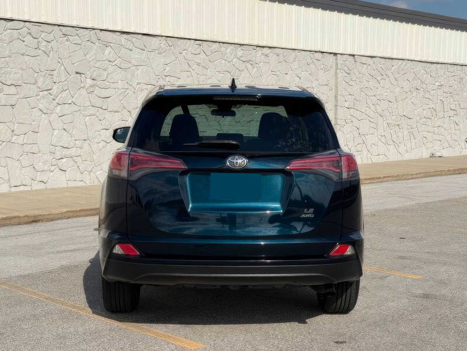 Toyota RAV4 LE      2017