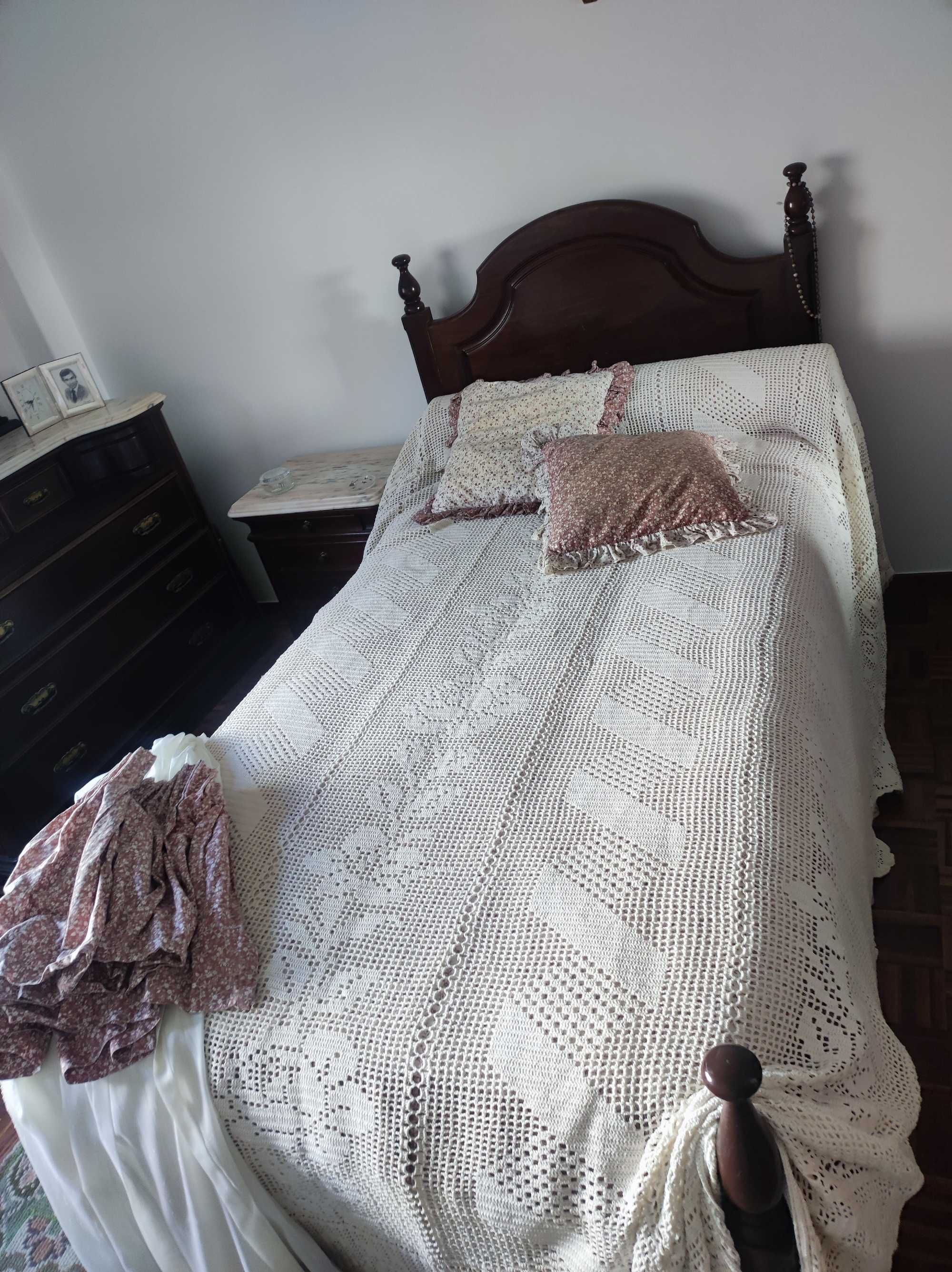 Mobília de quarto em excelente estado de conservação
