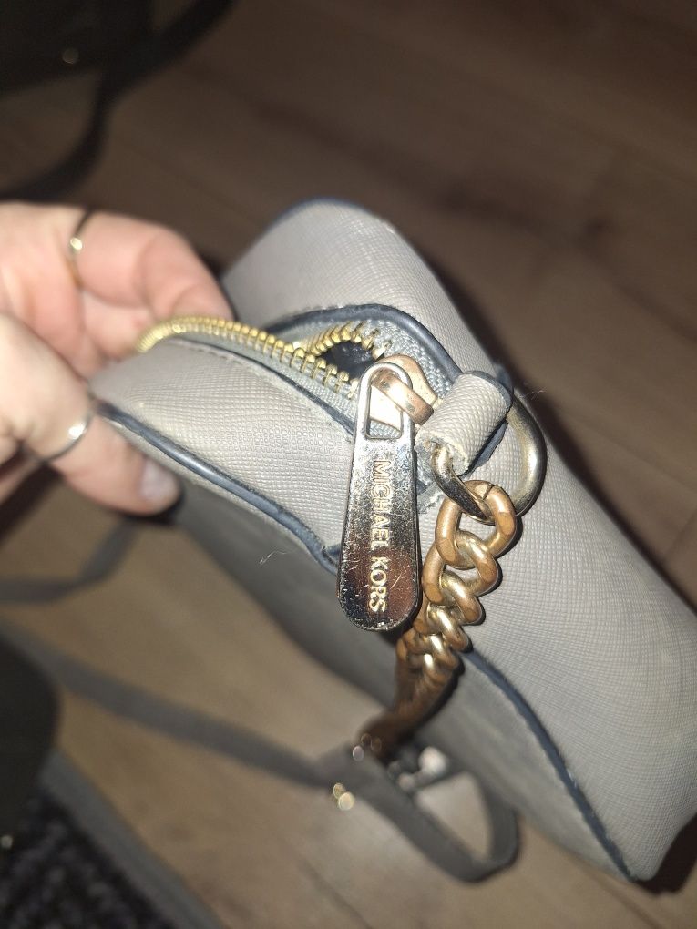 Damska torebka na ramię z dlugim paskiem michael kors