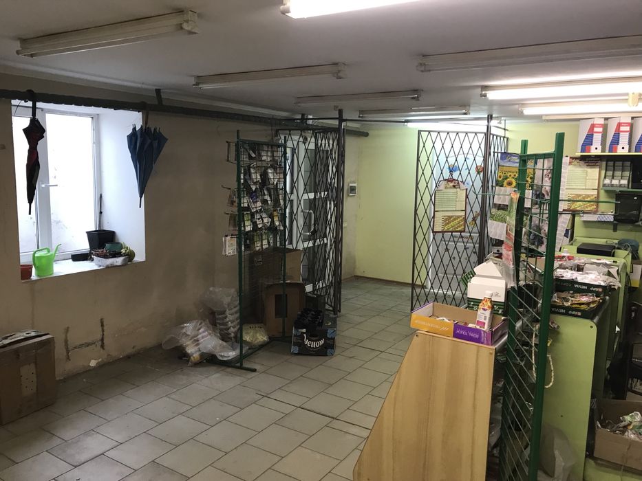 Продам магазин Лабiринт ,цокольний поверх 95м кв .Прохiдне мiсце