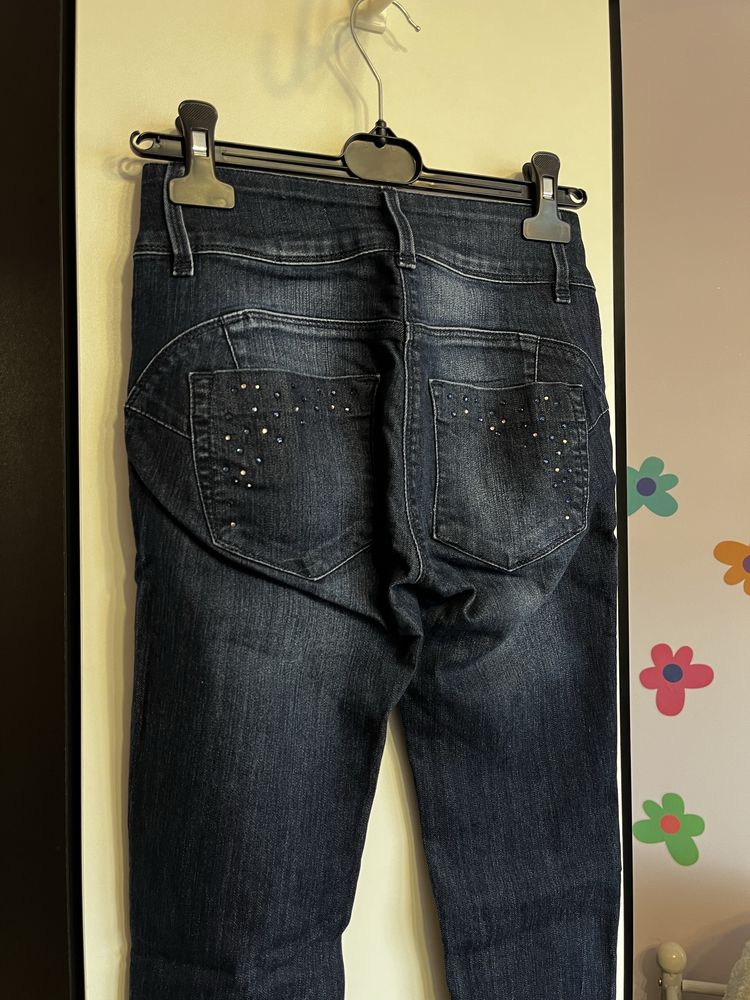 spodnie obcisle z cekinami kamieniami jeansy rurki skinny wysoki stan