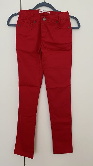 dziewczęce czerwone dżinsy z zapięciem na metalowy guzik