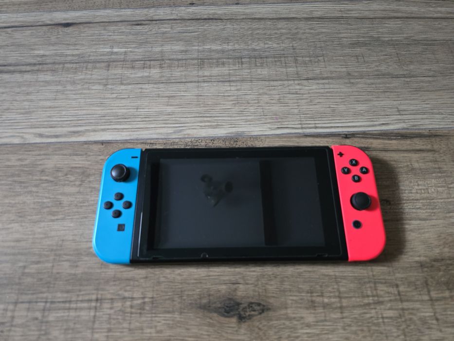 Nintendo Switch + pad i etui