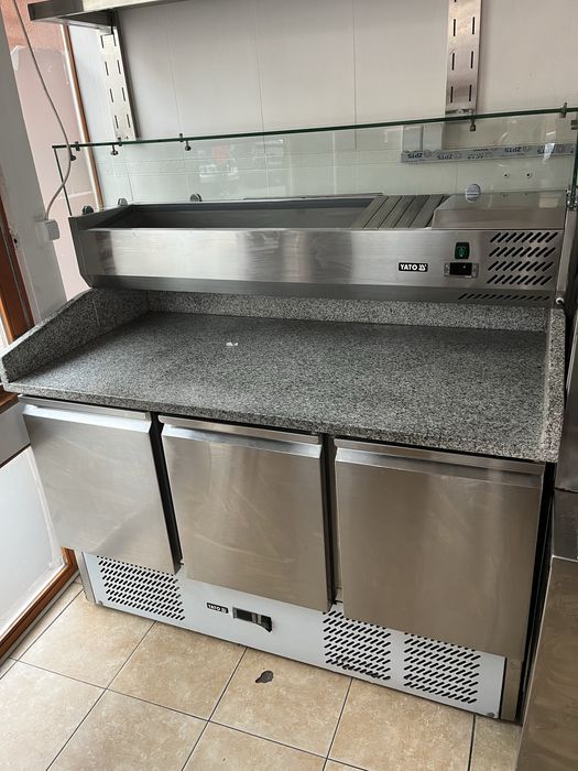 Stół chlodniczy  trzy drzwiowy do pizzy z nadstawka