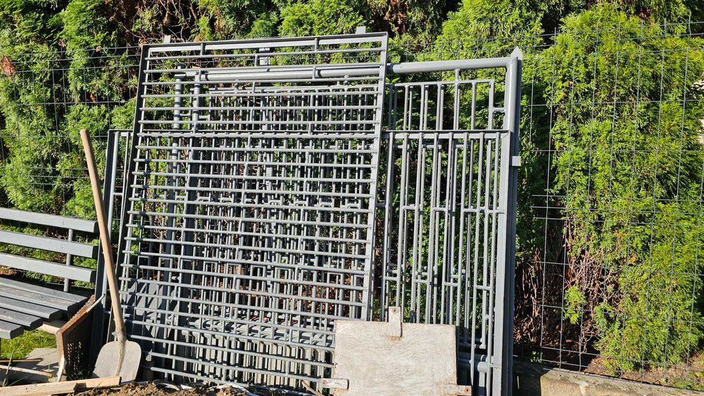 Ogrodzenie stalowe: długość 19 m: 7 przęseł + brama skrzydłowa +bramka