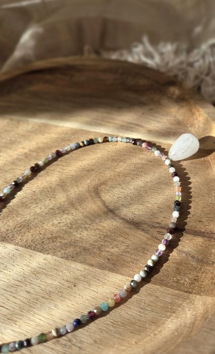 Naszyjnik z turmalinu kolorowego z kryształem górskim. Ręcznie robiony