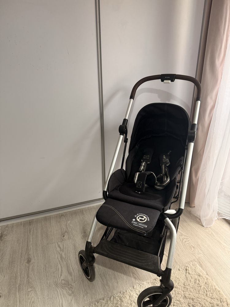 Czarny wozek-spacerówka Cybex