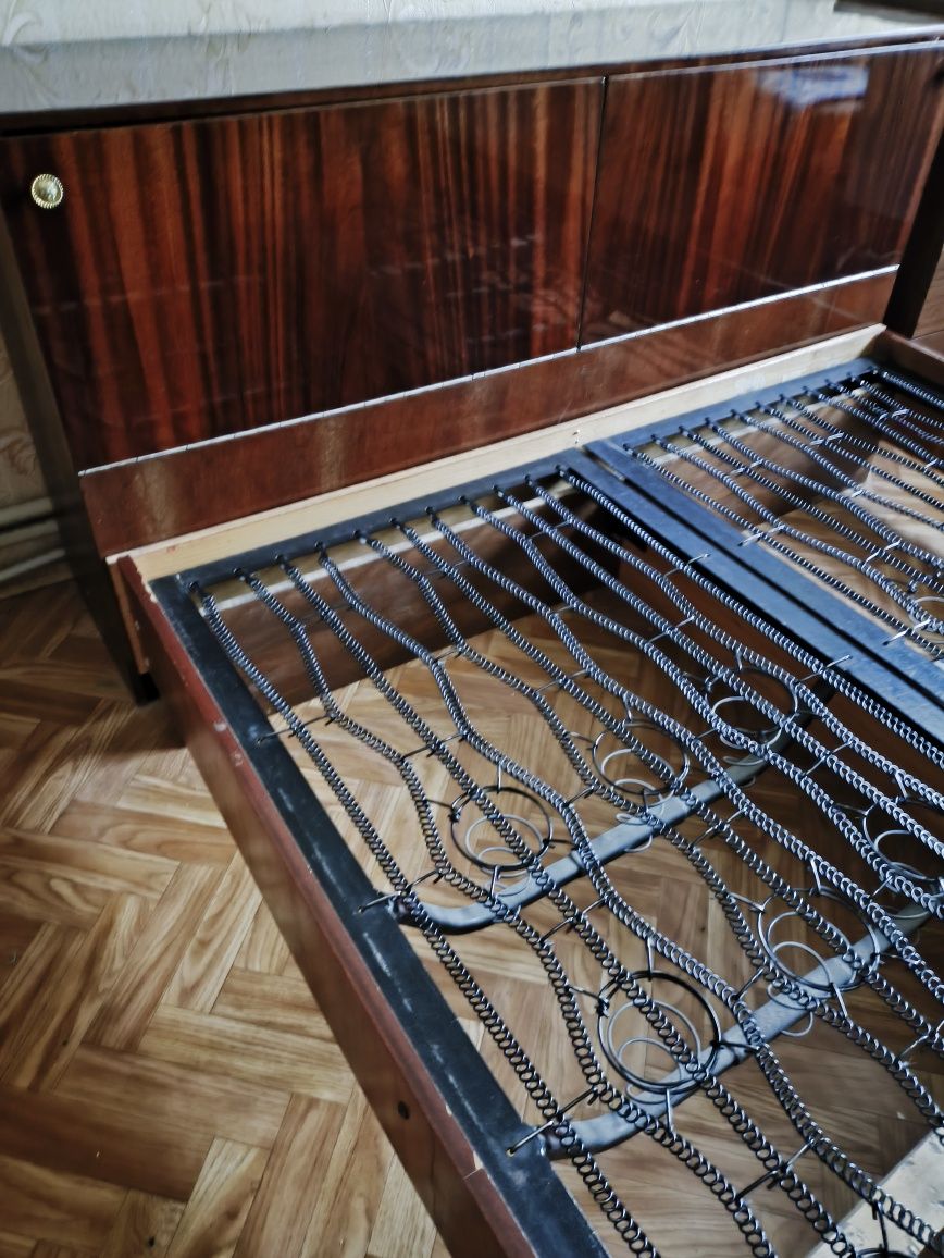 Продається двоспальне ліжко з тумбою, матрацом. Самовивіз.