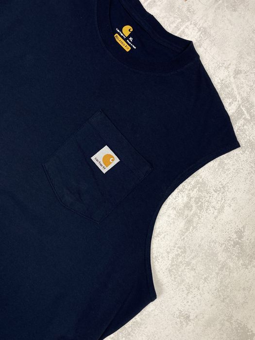 Темно-синя майка carhartt з кишенею та логотипом