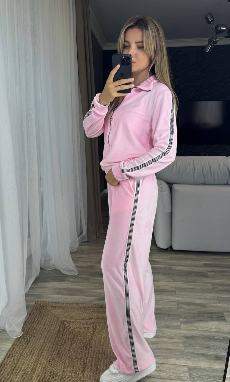 Вілюровий жіночий костюм