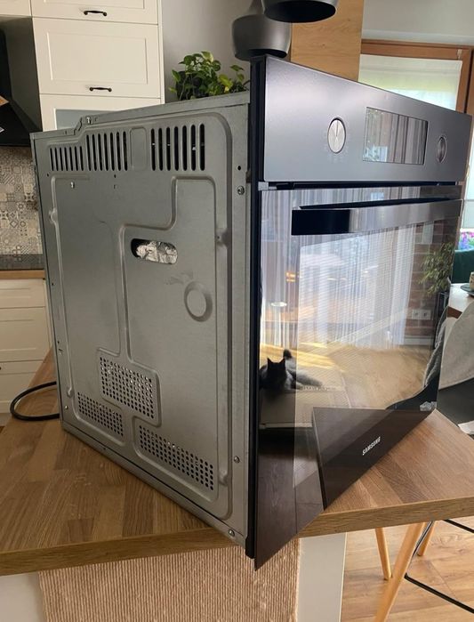 Sprzedam 6-letni piekarnik Samsung dual cook do zabudowy. 
Wizualnie s