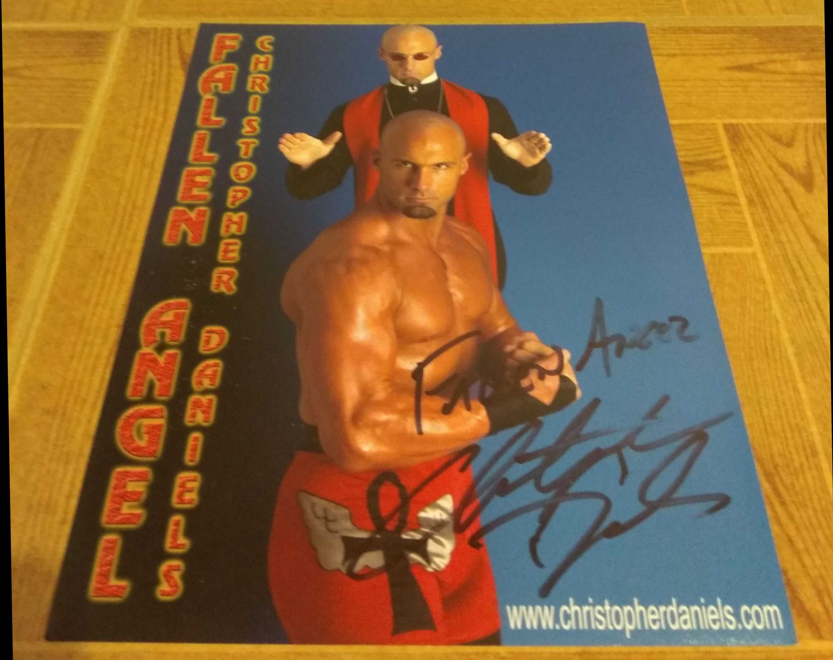 Póster do wrestler Christopher Daniels autografado pelo próprio