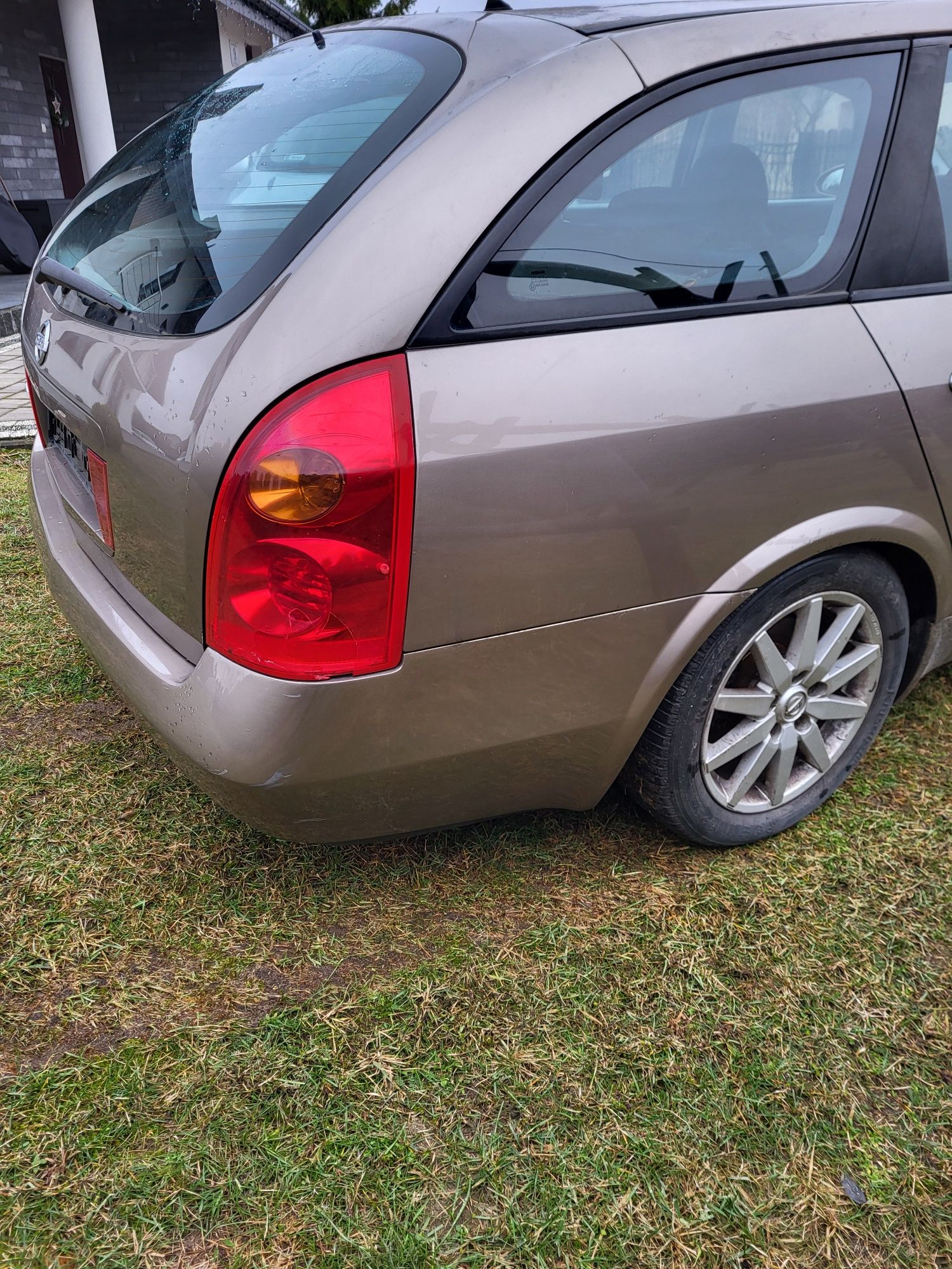 Tył Nissan Primera P12 1.8 kombi kolor C30G