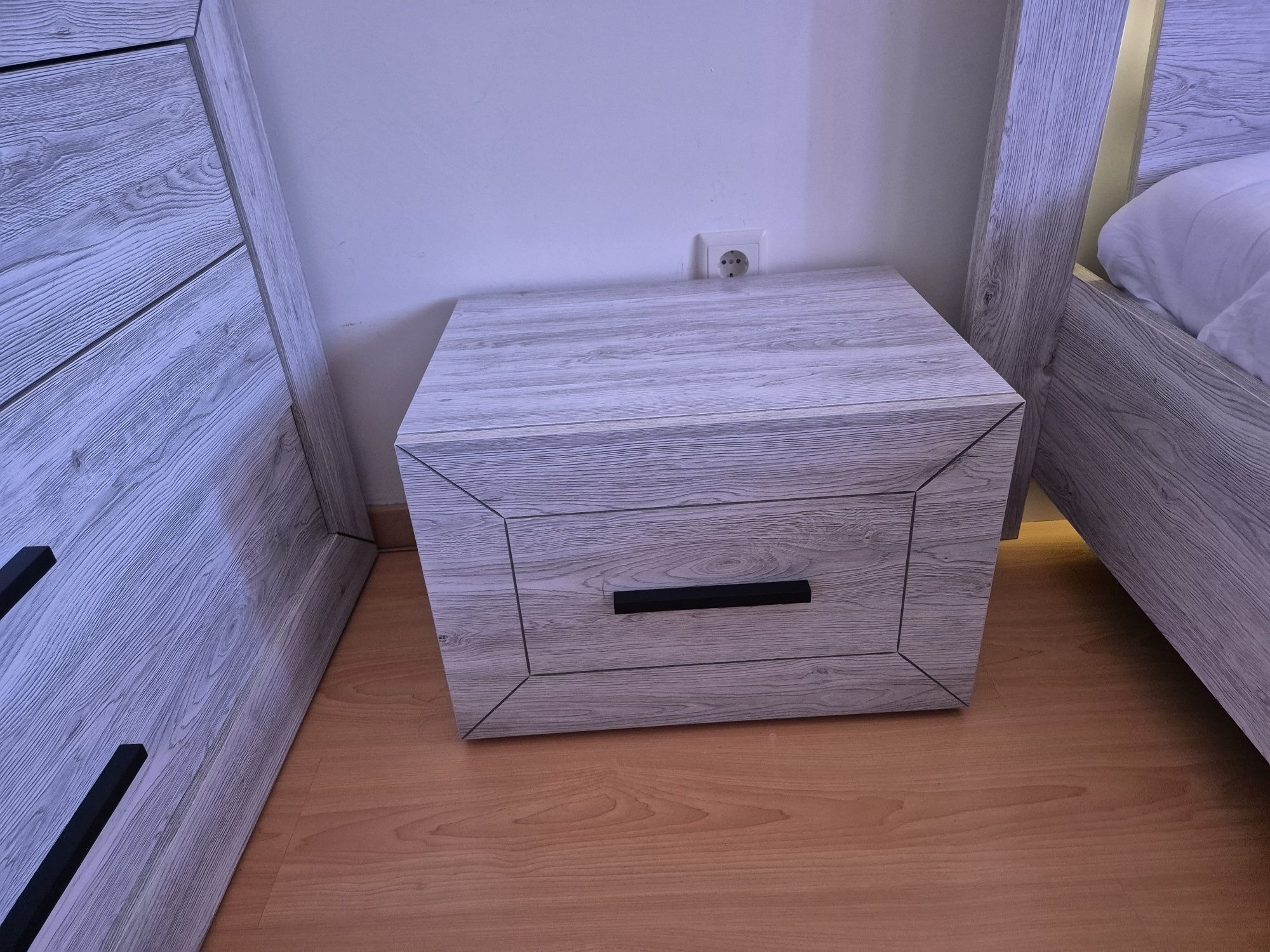 Quarto casal com 3 peças em excelente estado.