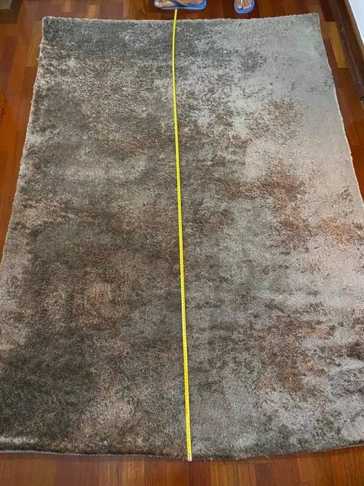 Tapete cinza em bom estado