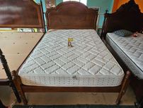 Cama em madeira maciça com estrado e colchão - Muito bom est