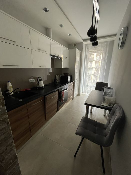 Duży pokuj w mieszkaniu dwupokojowym