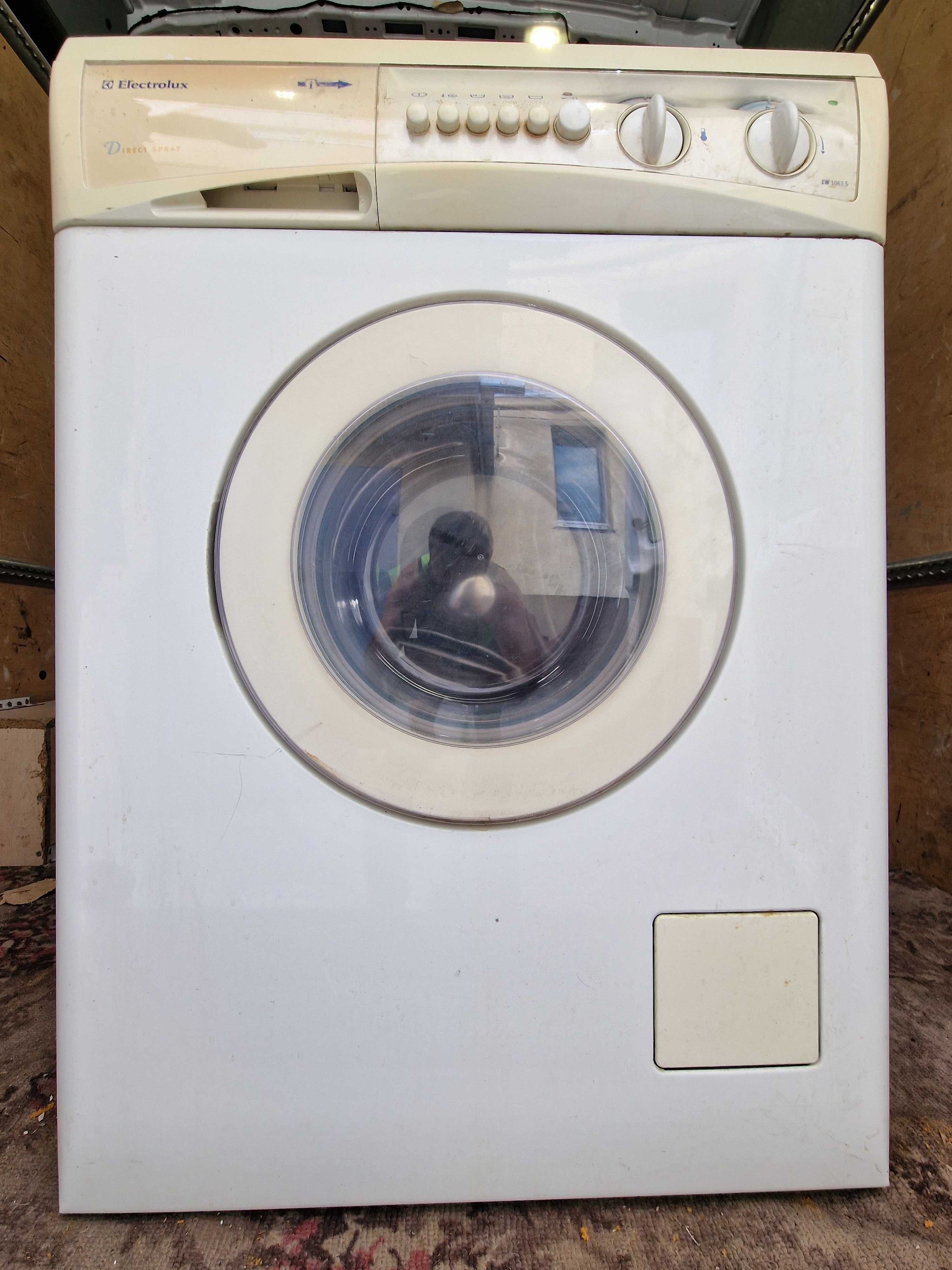 Пральна машина Electrolux model - EW1063S в робочому стані, не іржава.