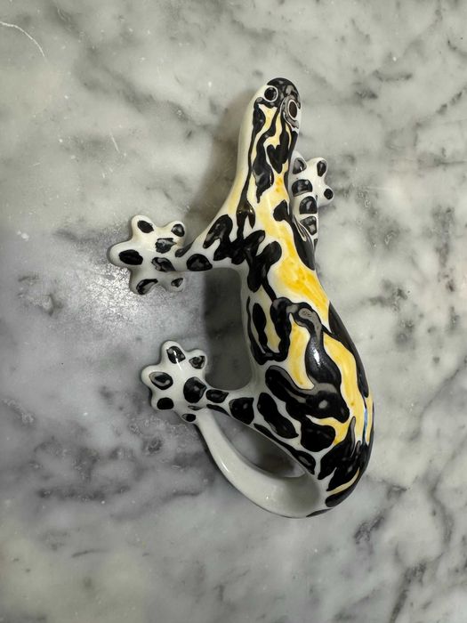 Figurka ceramiczna salamandry – Wałbrzych, ręcznie malowana
