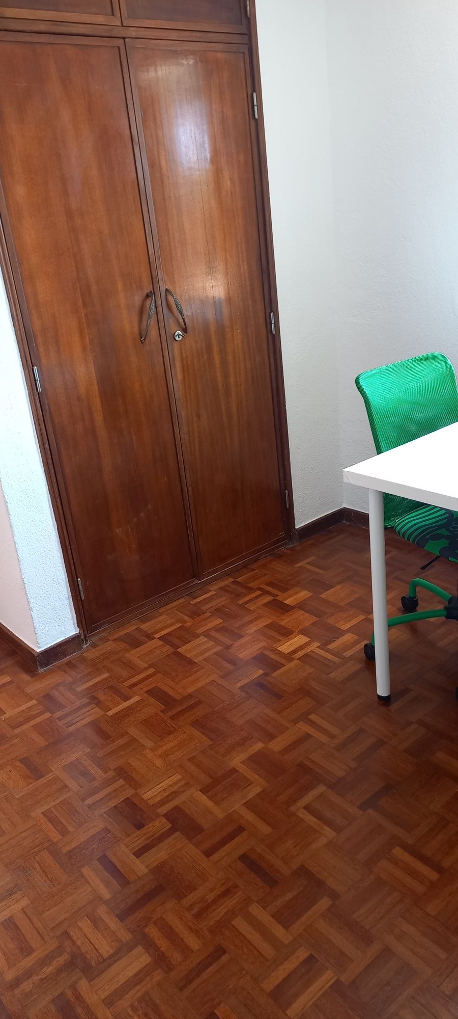 Aluga-se quarto individual no Estoril perto da Escola de Hotelaria