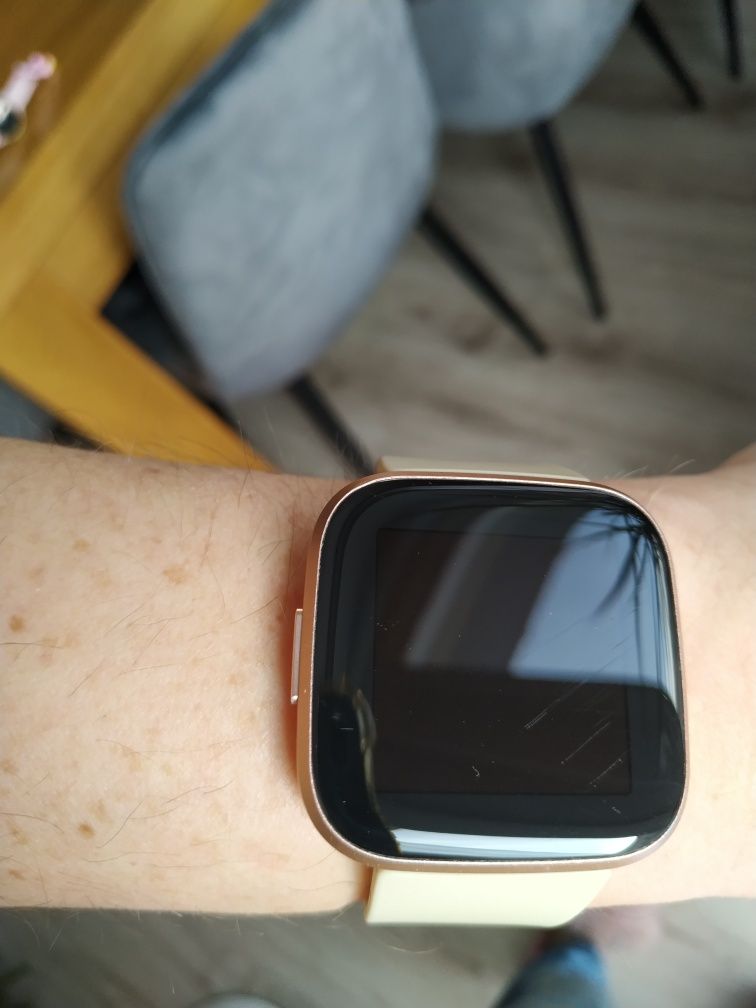 Smartwatch Fitbit Versa 2, różowe złoto,8 pasków!